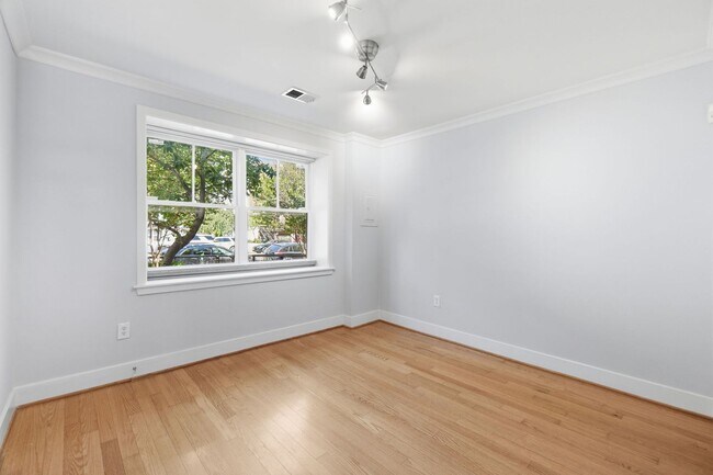 Building Photo - 1BR in the Heart of Logan Circle