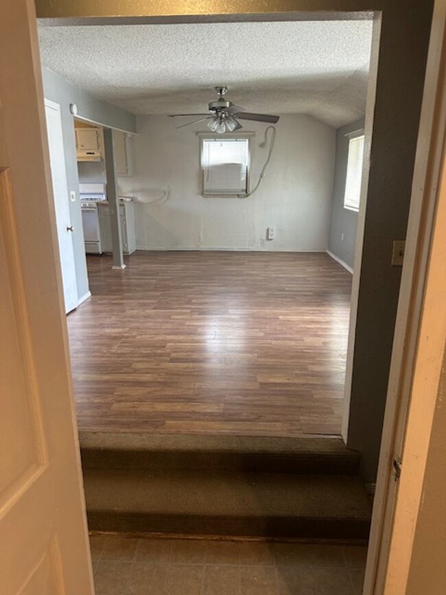 Building Photo - Charming 2 Bedroom, 1 Bath Home with Spaci...