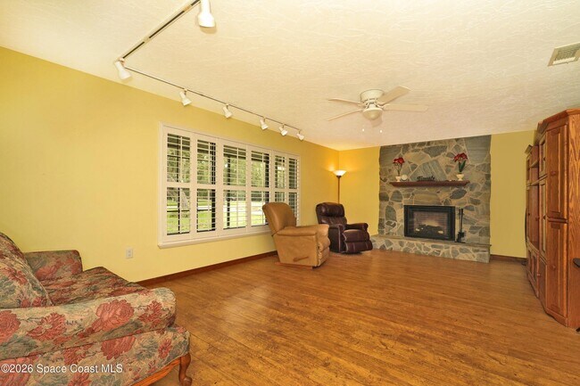 Building Photo - 670 Kings Way