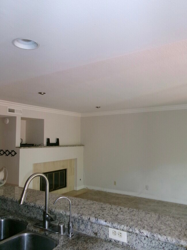 Building Photo - 17 Sarena