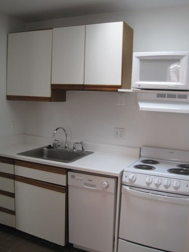 Building Photo - Two-Level Kalorama Condo with Washer/Dryer...