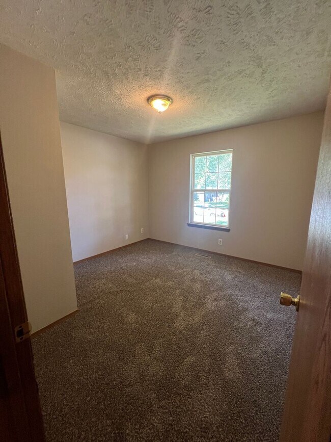 Building Photo - 3 bedroom/2 bath house with one car garage