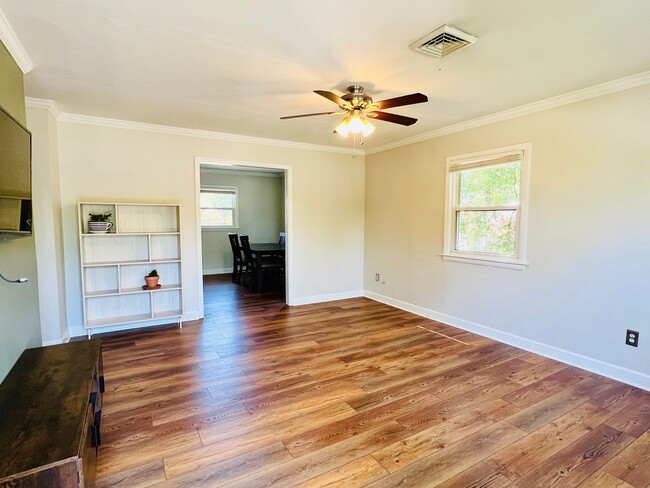 Building Photo - Charming Rancher in the Heart of Colonial Place