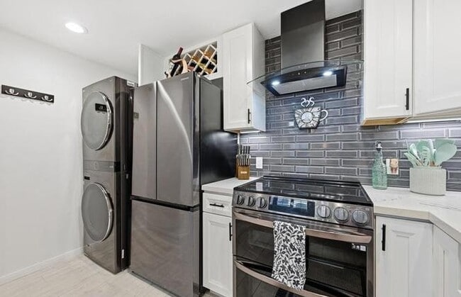 Building Photo - 744 Eastshore Terrace