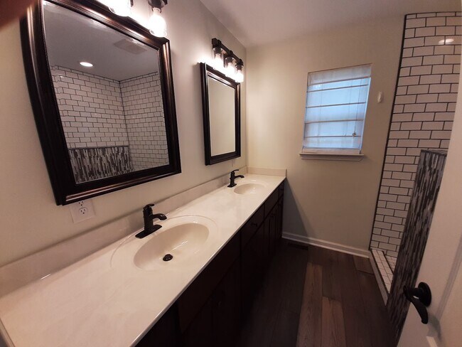 Building Photo - 1165 Bonnie Ln