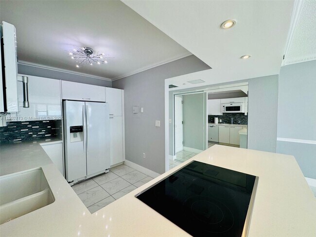 Building Photo - 3625 N Country Club Dr