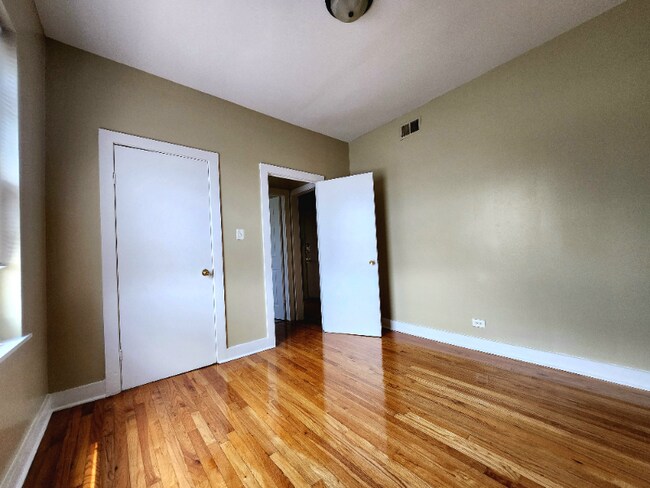 Building Photo - 1549 N Waller Ave