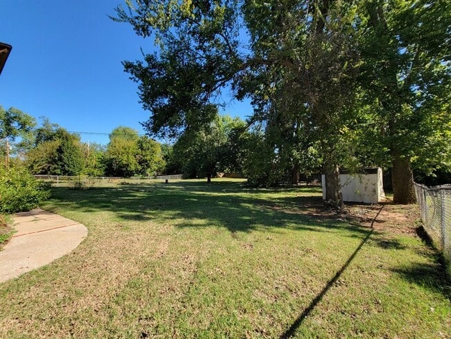 Building Photo - 712 Arthur Dr