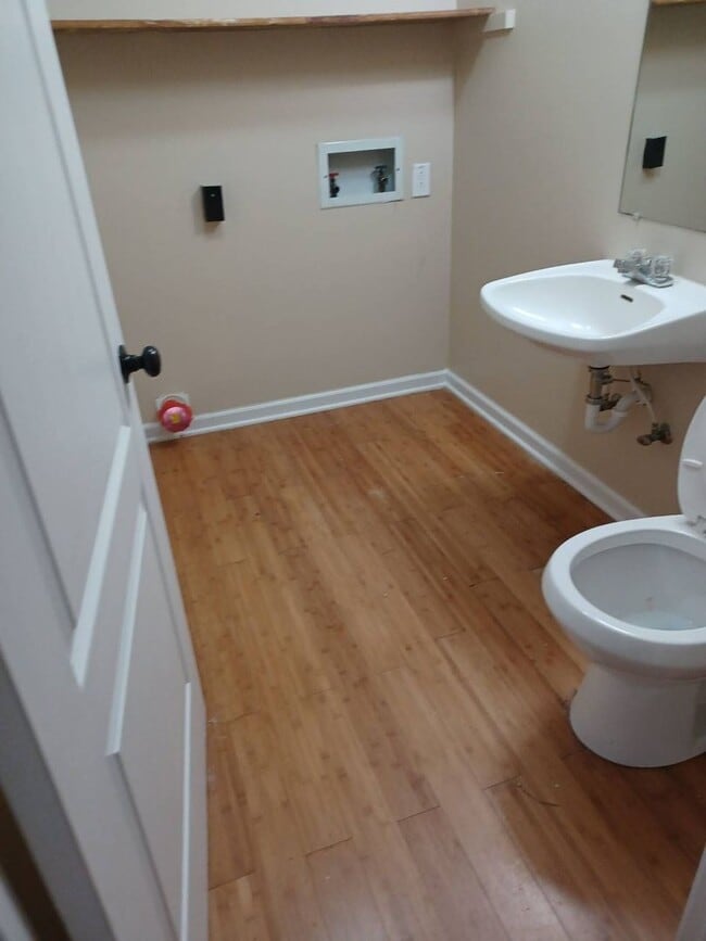 Building Photo - 3 Bedroom 2.5 Bathroom Home!