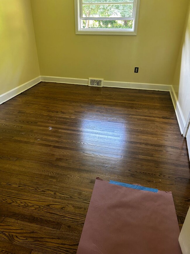 Building Photo - 3 Bedroom 1 bathroom Renovated! 5 minutes ...