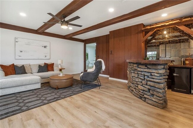 Building Photo - 701 NW Ford Ln