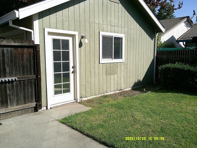 Building Photo - 1120 Tulip Ln