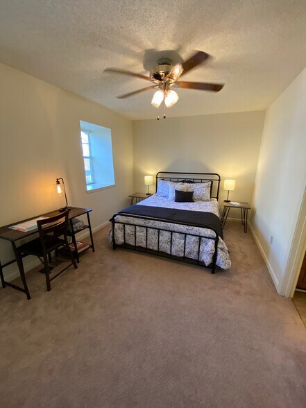 Lg Bdrm w/ queen bed, desk, 2 closets, drawers - 114 Michael Dr
