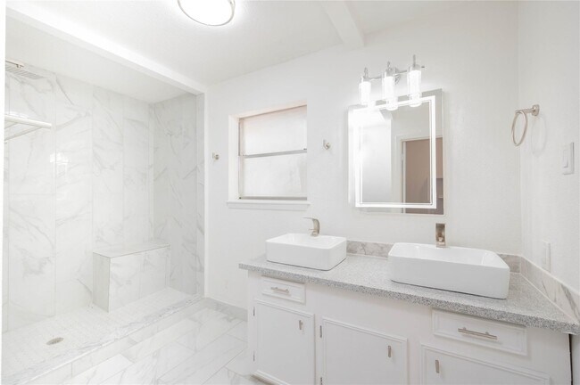 Building Photo - 201 S Ridgeway Dr