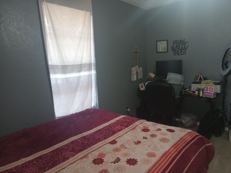 Building Photo - 703 E 10th St