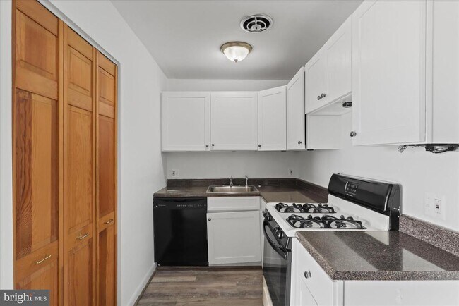 Building Photo - 214 Locust St SE