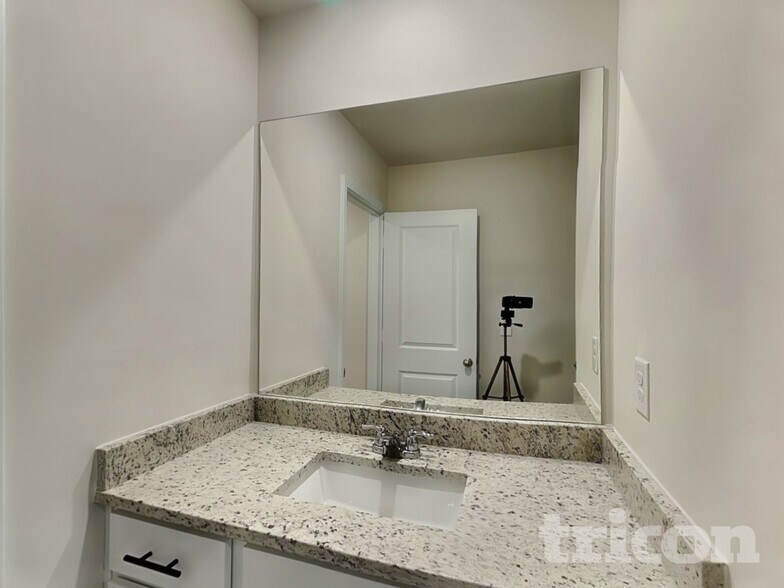 Building Photo - 288 Oliver Dr