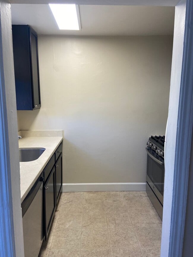 Building Photo - Ready to Move-In (3bed/1 bath, one unit of...