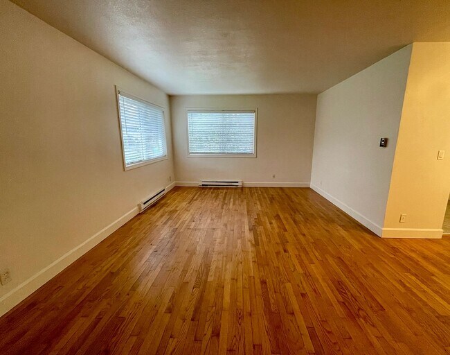 Building Photo - MANF01