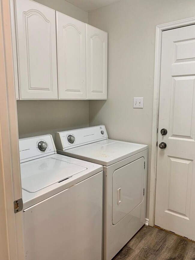 Building Photo - 1632 Whiterock Dr