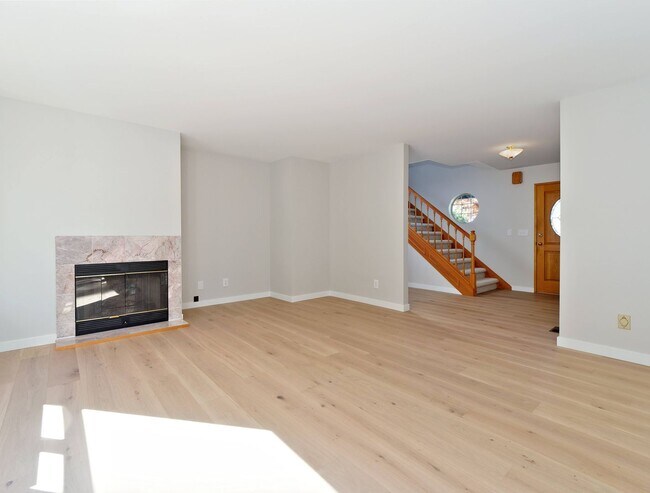 Building Photo - 721 Crown Dr