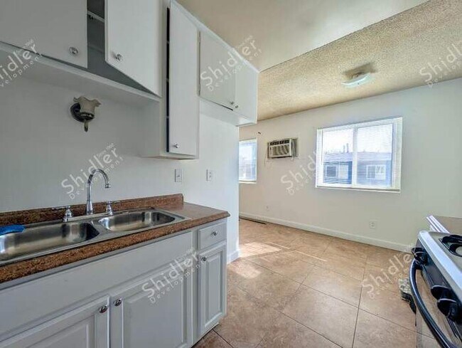Building Photo - Upstairs 2 Bedroom 1 Bath with Massive Walk In Closet, Covered Gated Parking