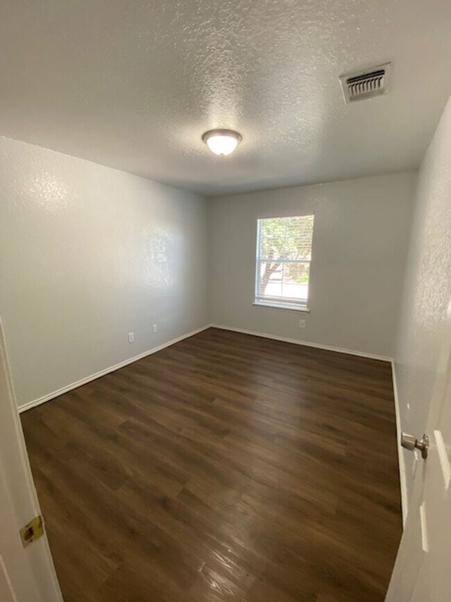 Building Photo - Spacious 3BR/2.5BA Home in San Antonio