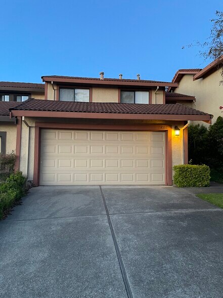 Building Photo - 2118 Pinehurst Ct