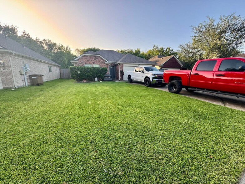 Your future home , big drive way fits an additional 4 vehicles PLUS 2 can go in the garage - 4019 Strawberry Ct