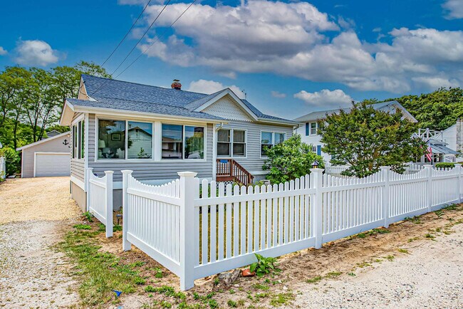 Building Photo - 415 Sound Ave