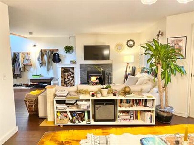 Building Photo - 2 Bedroom Condo South End of Burlington