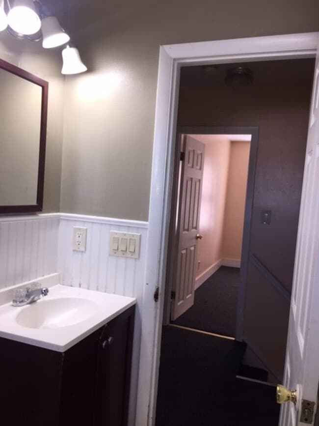 Building Photo - 2 bed 1 bath