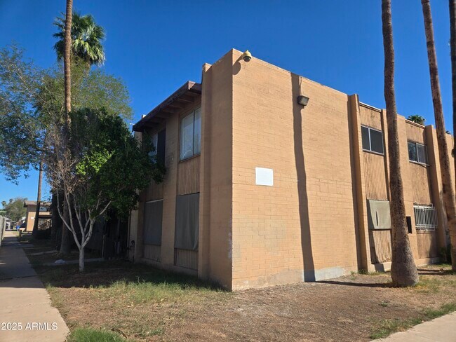 Primary Photo - 2415 W Hazelwood St