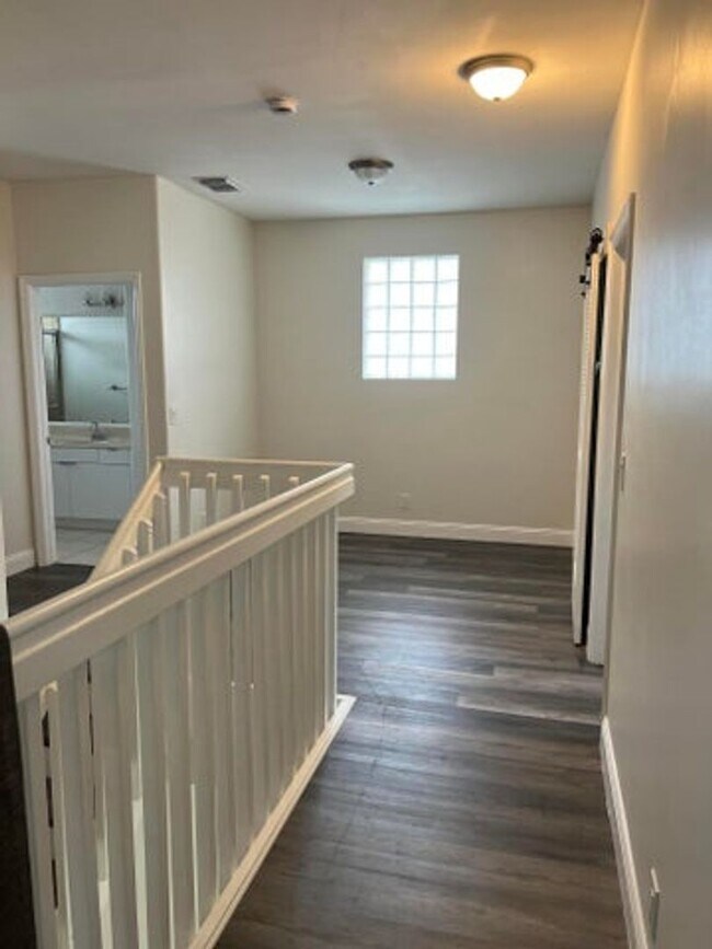 Building Photo - 5076 SW 38th Way