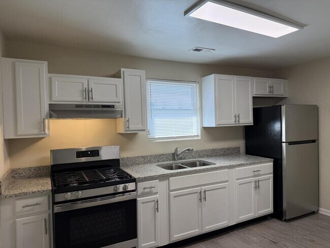 Building Photo - 1722 Selden Ave