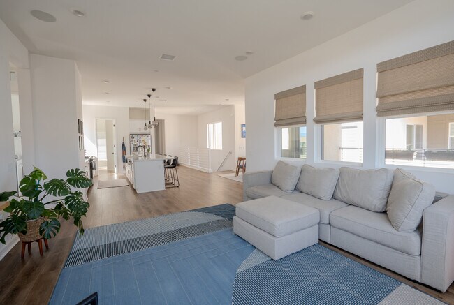 open concept to dining and kitchen - 26939 Goldfinch Ln