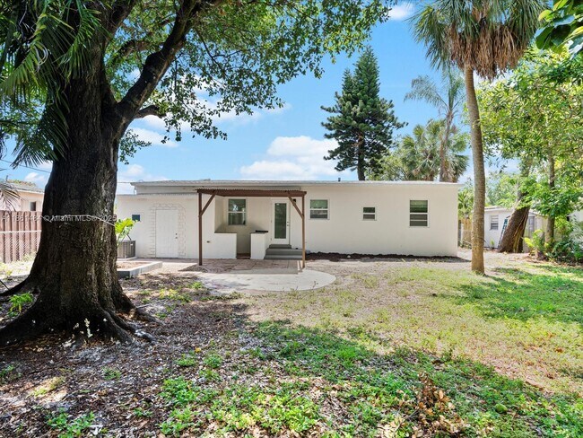 Building Photo - 113 SW 22nd Ave