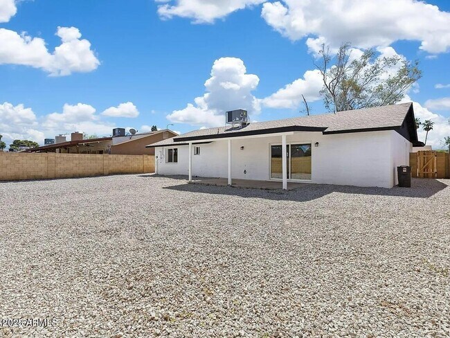 Building Photo - 2030 E Duke Dr