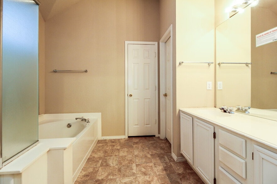 Building Photo - 10705 Camelot Dr