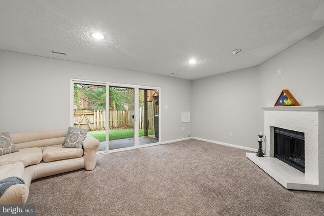 Building Photo - 18005 Sunset Lake Ct