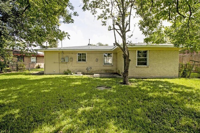 Building Photo - 7 Talisman Ct
