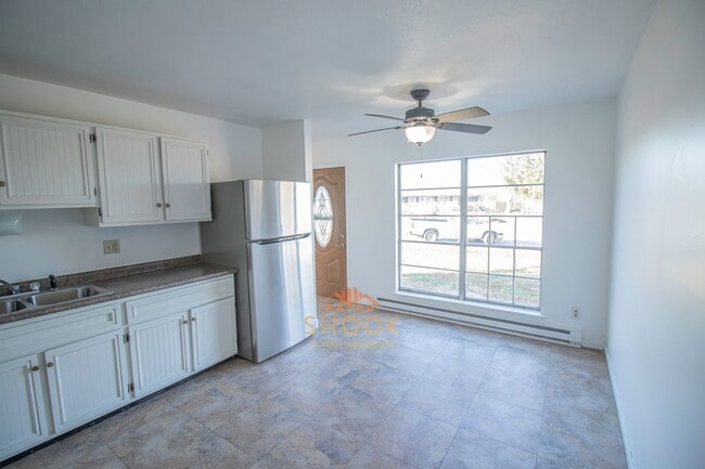 Building Photo - 3 BR HOME ON SOUTHSIDE