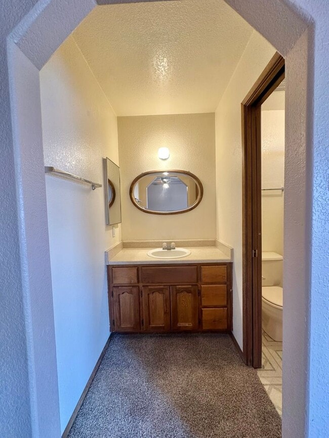 Building Photo - Cute 2 bedroom, 2 bathroom home with firep...
