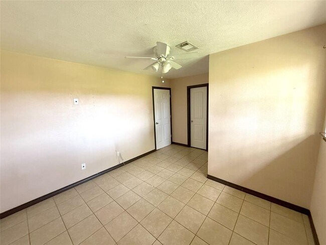 Building Photo - 7130 Kings Dr