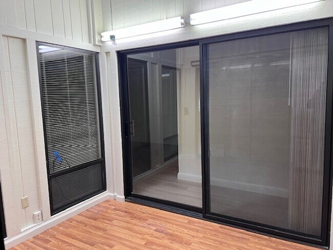 Building Photo - Spacious Greenhaven duplex with fresh paint, new laminate floors and vaulted ceilings.