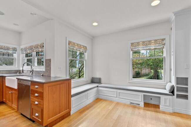 Building Photo - 4Bd/3Ba Seattle House