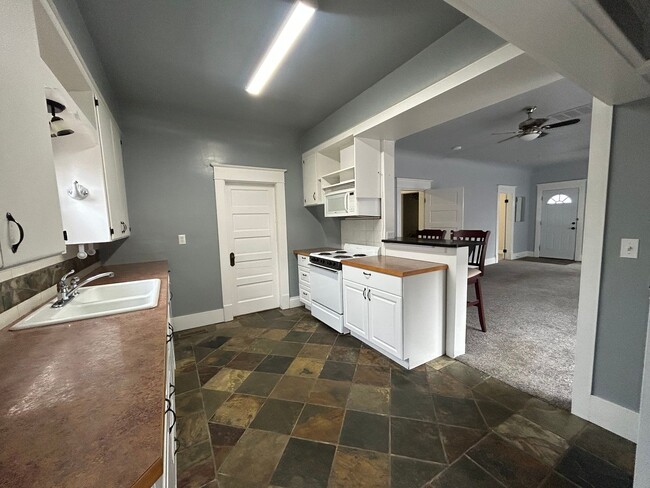 Building Photo - 2 Bedroom Home Near Downtown Ellensburg