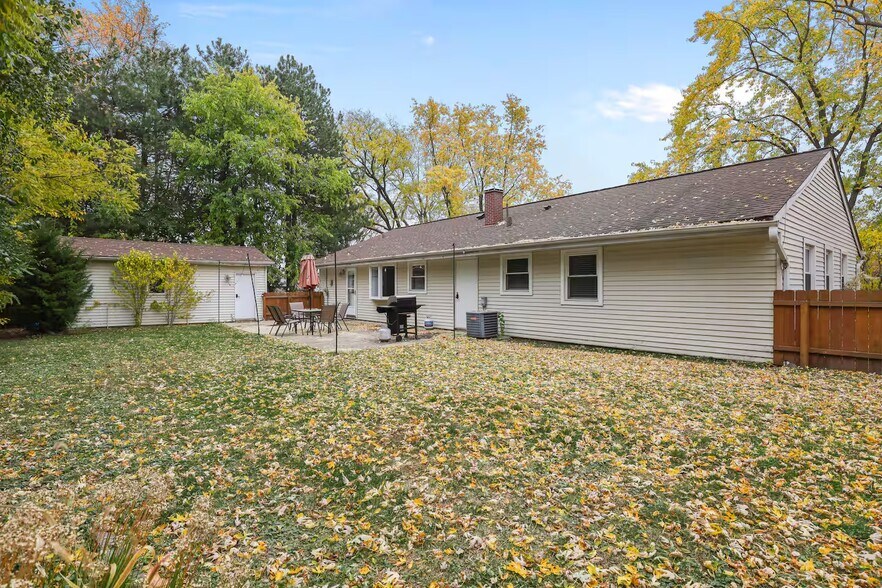 Outdoor patio table set with umbrella, grill and fire pit. Fenced backyard. - 1002 Juniper Ln