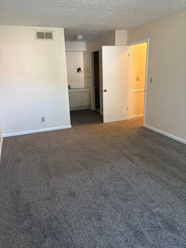 Building Photo - Beautiful 4 Bedroom 2 1/2 Bathroom Home