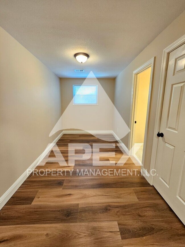 Building Photo - Renovated - 2 Bd 2.5 Ba Townhouse Duplex w/Huge Bonus room and oversized 1-car garage in West Kno...